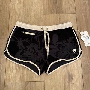 NWT - Vuori Tavi Short - Small